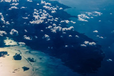 Akdeniz - 24 Kasım 2021 Bulutlu gökyüzü Akdeniz üzerinden Yunanistan ile Kıbrıs arasındaki bir uçaktan 10.000 feet yüksekte