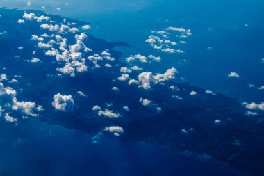 Akdeniz - 24 Kasım 2021 Bulutlu gökyüzü Akdeniz üzerinden Yunanistan ile Kıbrıs arasındaki bir uçaktan 10.000 feet yüksekte