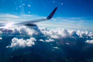 Akdeniz - 24 Kasım 2021 Bulutlu gökyüzü Akdeniz üzerinden Yunanistan ile Kıbrıs arasındaki bir uçaktan 10.000 feet yüksekte