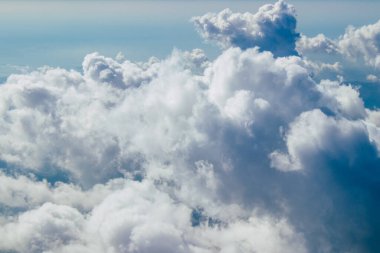 Akdeniz - 24 Kasım 2021 Bulutlu gökyüzü Akdeniz üzerinden Yunanistan ile Kıbrıs arasındaki bir uçaktan 10.000 feet yüksekte