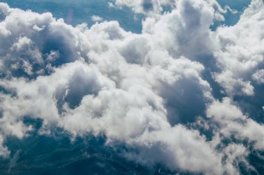 Akdeniz - 24 Kasım 2021 Bulutlu gökyüzü Akdeniz üzerinden Yunanistan ile Kıbrıs arasındaki bir uçaktan 10.000 feet yüksekte