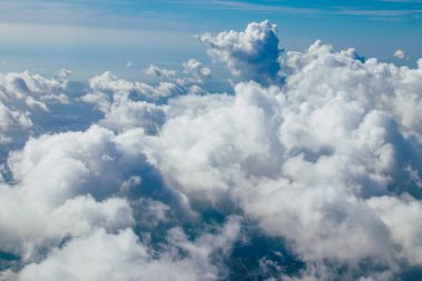 Akdeniz - 24 Kasım 2021 Bulutlu gökyüzü Akdeniz üzerinden Yunanistan ile Kıbrıs arasındaki bir uçaktan 10.000 feet yüksekte