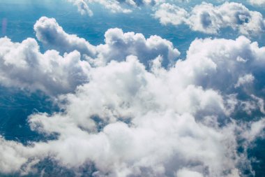 Akdeniz - 24 Kasım 2021 Bulutlu gökyüzü Akdeniz üzerinden Yunanistan ile Kıbrıs arasındaki bir uçaktan 10.000 feet yüksekte