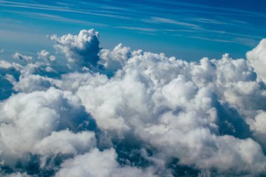 Akdeniz - 24 Kasım 2021 Bulutlu gökyüzü Akdeniz üzerinden Yunanistan ile Kıbrıs arasındaki bir uçaktan 10.000 feet yüksekte