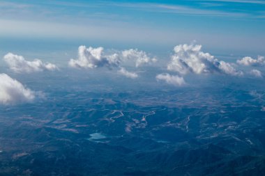 Akdeniz - 24 Kasım 2021 Bulutlu gökyüzü Akdeniz üzerinden Yunanistan ile Kıbrıs arasındaki bir uçaktan 10.000 feet yüksekte