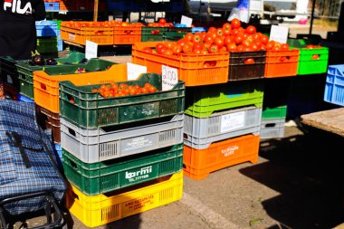 Limasol, Kıbrıs - 27 Kasım 2021 Sebze ve meyveler, Kıbrıs Rum Kesimi 'nde meydana gelen koronavirüs salgını sırasında Limasol' da satıldı.