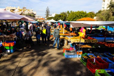 Limasol, Kıbrıs - 27 Kasım 2021 Sebze ve meyveler, Kıbrıs Rum Kesimi 'nde meydana gelen koronavirüs salgını sırasında Limasol' da satıldı.