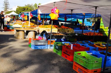 Limasol, Kıbrıs - 27 Kasım 2021 Sebze ve meyveler, Kıbrıs Rum Kesimi 'nde meydana gelen koronavirüs salgını sırasında Limasol' da satıldı.