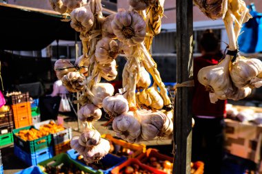 Limasol, Kıbrıs - 27 Kasım 2021 Sebze ve meyveler, Kıbrıs Rum Kesimi 'nde meydana gelen koronavirüs salgını sırasında Limasol' da satıldı.