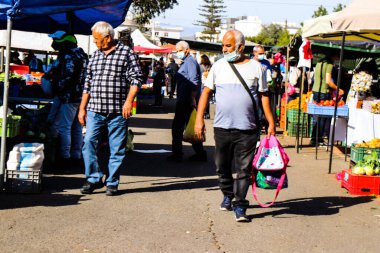 Limasol, Kıbrıs - 27 Kasım 2021 Sebze ve meyveler, Kıbrıs Rum Kesimi 'nde meydana gelen koronavirüs salgını sırasında Limasol' da satıldı.