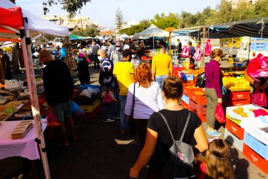 Limasol, Kıbrıs - 27 Kasım 2021 Sebze ve meyveler, Kıbrıs Rum Kesimi 'nde meydana gelen koronavirüs salgını sırasında Limasol' da satıldı.