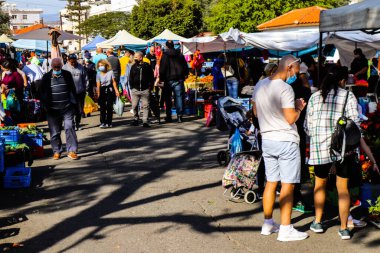 Limasol, Kıbrıs - 27 Kasım 2021 Sebze ve meyveler, Kıbrıs Rum Kesimi 'nde meydana gelen koronavirüs salgını sırasında Limasol' da satıldı.