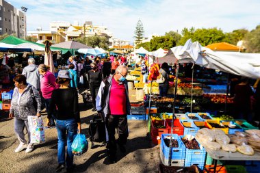 Limasol, Kıbrıs - 27 Kasım 2021 Sebze ve meyveler, Kıbrıs Rum Kesimi 'nde meydana gelen koronavirüs salgını sırasında Limasol' da satıldı.