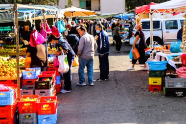 Limasol, Kıbrıs - 27 Kasım 2021 Sebze ve meyveler, Kıbrıs Rum Kesimi 'nde meydana gelen koronavirüs salgını sırasında Limasol' da satıldı.
