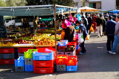 Limasol, Kıbrıs - 27 Kasım 2021 Sebze ve meyveler, Kıbrıs Rum Kesimi 'nde meydana gelen koronavirüs salgını sırasında Limasol' da satıldı.
