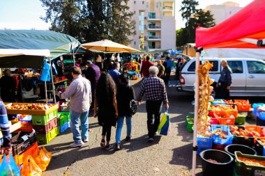 Limasol, Kıbrıs - 27 Kasım 2021 Sebze ve meyveler, Kıbrıs Rum Kesimi 'nde meydana gelen koronavirüs salgını sırasında Limasol' da satıldı.