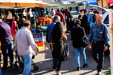 Limasol, Kıbrıs - 27 Kasım 2021 Sebze ve meyveler, Kıbrıs Rum Kesimi 'nde meydana gelen koronavirüs salgını sırasında Limasol' da satıldı.