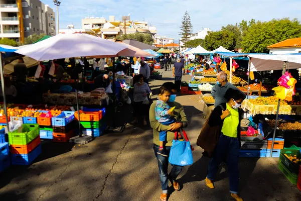 Limasol, Kıbrıs - 27 Kasım 2021 Sebze ve meyveler, Kıbrıs Rum Kesimi 'nde meydana gelen koronavirüs salgını sırasında Limasol' da satıldı.