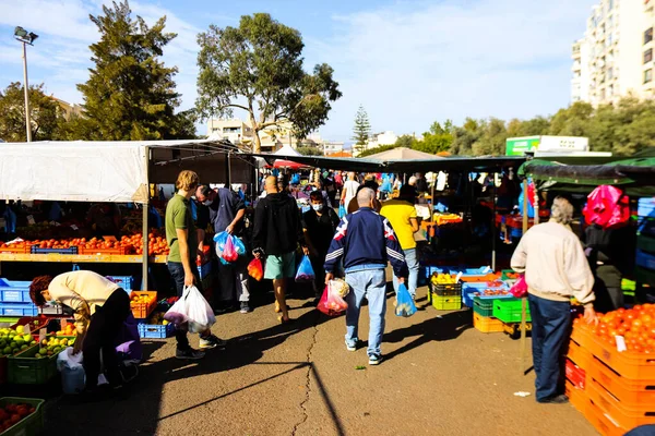 Limasol, Kıbrıs - 27 Kasım 2021 Sebze ve meyveler, Kıbrıs Rum Kesimi 'nde meydana gelen koronavirüs salgını sırasında Limasol' da satıldı.