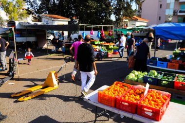 Limasol, Kıbrıs - 27 Kasım 2021 Sebze ve meyveler, Kıbrıs Rum Kesimi 'nde meydana gelen koronavirüs salgını sırasında Limasol' da satıldı.