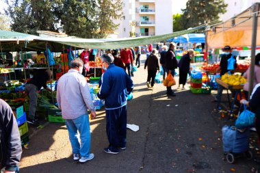 Limasol, Kıbrıs - 27 Kasım 2021 Sebze ve meyveler, Kıbrıs Rum Kesimi 'nde meydana gelen koronavirüs salgını sırasında Limasol' da satıldı.