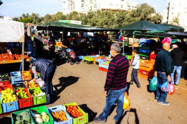 Limasol, Kıbrıs - 27 Kasım 2021 Sebze ve meyveler, Kıbrıs Rum Kesimi 'nde meydana gelen koronavirüs salgını sırasında Limasol' da satıldı.