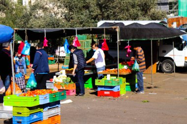 Limasol, Kıbrıs - 27 Kasım 2021 Sebze ve meyveler, Kıbrıs Rum Kesimi 'nde meydana gelen koronavirüs salgını sırasında Limasol' da satıldı.