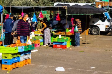 Limasol, Kıbrıs - 27 Kasım 2021 Sebze ve meyveler, Kıbrıs Rum Kesimi 'nde meydana gelen koronavirüs salgını sırasında Limasol' da satıldı.
