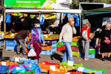 Limasol, Kıbrıs - 27 Kasım 2021 Sebze ve meyveler, Kıbrıs Rum Kesimi 'nde meydana gelen koronavirüs salgını sırasında Limasol' da satıldı.