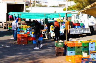 Limasol, Kıbrıs - 27 Kasım 2021 Sebze ve meyveler, Kıbrıs Rum Kesimi 'nde meydana gelen koronavirüs salgını sırasında Limasol' da satıldı.