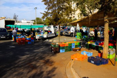 Limasol, Kıbrıs - 27 Kasım 2021 Sebze ve meyveler, Kıbrıs Rum Kesimi 'nde meydana gelen koronavirüs salgını sırasında Limasol' da satıldı.