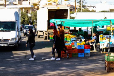 Limasol, Kıbrıs - 27 Kasım 2021 Sebze ve meyveler, Kıbrıs Rum Kesimi 'nde meydana gelen koronavirüs salgını sırasında Limasol' da satıldı.