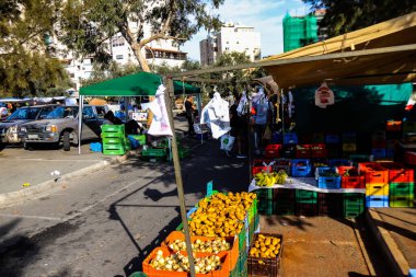 Limasol, Kıbrıs - 27 Kasım 2021 Sebze ve meyveler, Kıbrıs Rum Kesimi 'nde meydana gelen koronavirüs salgını sırasında Limasol' da satıldı.