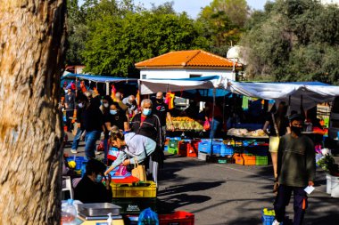Limasol, Kıbrıs - 27 Kasım 2021 Sebze ve meyveler, Kıbrıs Rum Kesimi 'nde meydana gelen koronavirüs salgını sırasında Limasol' da satıldı.