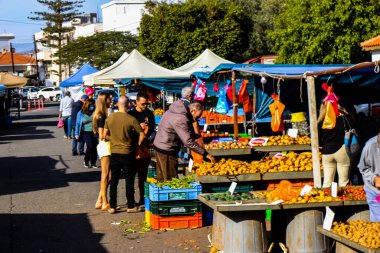 Limasol, Kıbrıs - 27 Kasım 2021 Sebze ve meyveler, Kıbrıs Rum Kesimi 'nde meydana gelen koronavirüs salgını sırasında Limasol' da satıldı.