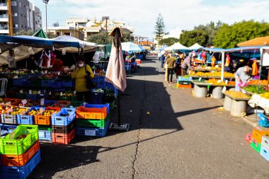 Limasol, Kıbrıs - 27 Kasım 2021 Sebze ve meyveler, Kıbrıs Rum Kesimi 'nde meydana gelen koronavirüs salgını sırasında Limasol' da satıldı.