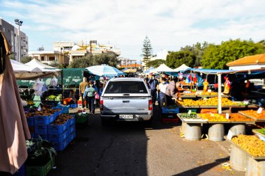 Limasol, Kıbrıs - 27 Kasım 2021 Sebze ve meyveler, Kıbrıs Rum Kesimi 'nde meydana gelen koronavirüs salgını sırasında Limasol' da satıldı.
