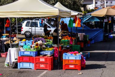 Limasol, Kıbrıs - 27 Kasım 2021 Sebze ve meyveler, Kıbrıs Rum Kesimi 'nde meydana gelen koronavirüs salgını sırasında Limasol' da satıldı.
