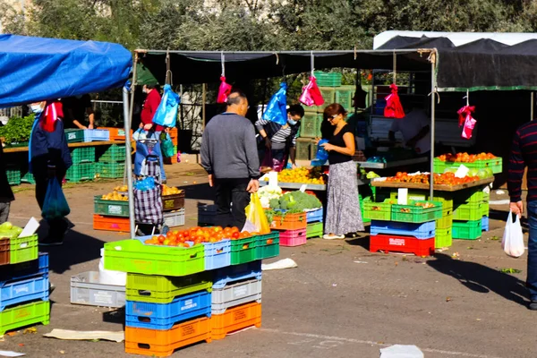塞浦路斯利马索尔 Limassol 2021年11月27日 在塞浦路斯爆发禽流感期间 利马索尔 Limassol 星期六市场上出售的蔬菜和水果必须戴上口罩 — 图库照片