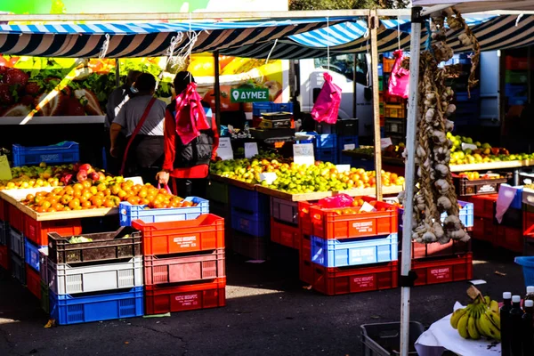 キプロスのLimassol 2021年11月27日キプロスを襲ったコロナウイルスの発生の間にLimassolの土曜日の市場で販売される野菜と果物は マスクを着用することが必須です — ストック写真