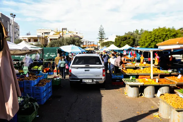 Limasol, Kıbrıs - 27 Kasım 2021 Sebze ve meyveler, Kıbrıs Rum Kesimi 'nde meydana gelen koronavirüs salgını sırasında Limasol' da satıldı.