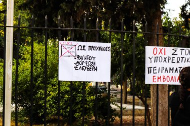 Limasol, Kıbrıs - 28 Kasım 2021 Kıbrıs Rum Kesimi 'ni vuran koronavirüs salgını sırasında Limasol sokaklarında bireysel özgürlükler için Kıbrıs hükümetine karşı gösteri düzenlendi