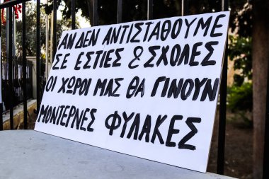 Limasol, Kıbrıs - 28 Kasım 2021 Kıbrıs Rum Kesimi 'ni vuran koronavirüs salgını sırasında Limasol sokaklarında bireysel özgürlükler için Kıbrıs hükümetine karşı gösteri düzenlendi