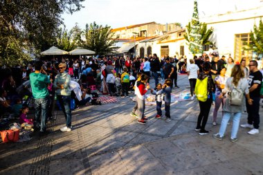 Limasol, Kıbrıs - 28 Kasım 2021 Kıbrıs Rum Kesimi 'ni vuran koronavirüs salgını sırasında Limasol sokaklarında bireysel özgürlükler için Kıbrıs hükümetine karşı gösteri düzenlendi