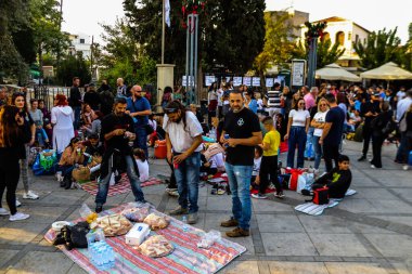 Limasol, Kıbrıs - 28 Kasım 2021 Kıbrıs Rum Kesimi 'ni vuran koronavirüs salgını sırasında Limasol sokaklarında bireysel özgürlükler için Kıbrıs hükümetine karşı gösteri düzenlendi