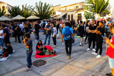 Limasol, Kıbrıs - 28 Kasım 2021 Kıbrıs Rum Kesimi 'ni vuran koronavirüs salgını sırasında Limasol sokaklarında bireysel özgürlükler için Kıbrıs hükümetine karşı gösteri düzenlendi