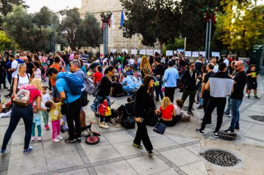 Limasol, Kıbrıs - 28 Kasım 2021 Kıbrıs Rum Kesimi 'ni vuran koronavirüs salgını sırasında Limasol sokaklarında bireysel özgürlükler için Kıbrıs hükümetine karşı gösteri düzenlendi