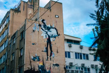 Atina, Yunanistan - 22 Kasım 2021 Atina 'da, tüm kenti kapsayan grafiti, her sokak, dükkan önü, tuğla Wallis sanatsal bir tuval, siyasi referans veya sosyal hiciv
