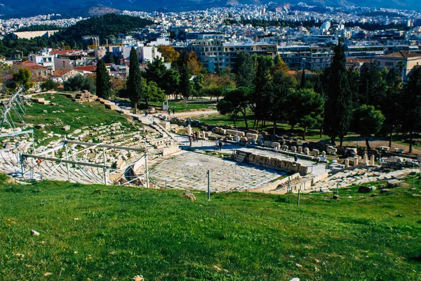 アテネ ギリシャ 2021年11月22日アクロポリスはアテネ市の上に位置し 偉大な建築的意義のいくつかの古代の建物の遺跡が含まれています古代の要塞 — ストック写真
