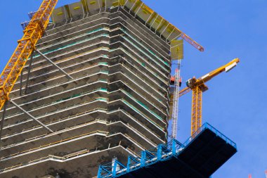 Limasol, Kıbrıs Rum Kesimi - 28 Kasım 2021 Kıbrıs Rum Kesimi 'ni vuran koronavirüs salgını sırasında Limasol kentinin göbeğindeki sahil caddesinde yeni inşaat çalışmaları sürüyor.